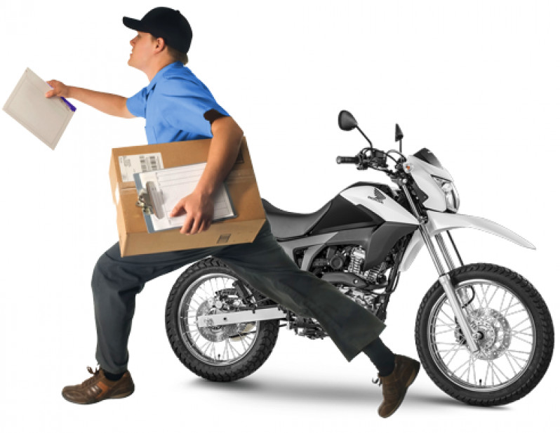 Desenho de motoboy entregando comida para pessoas cliente